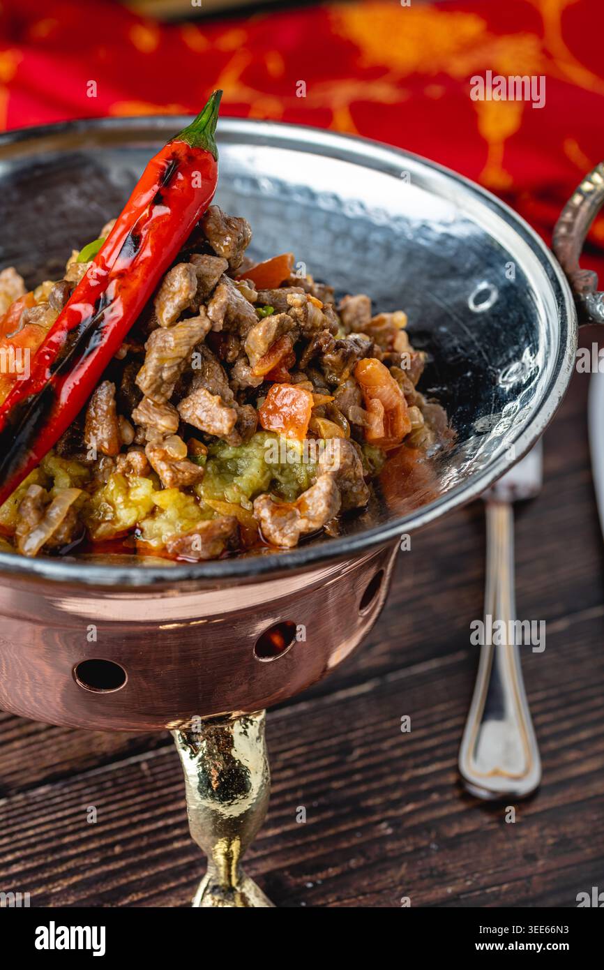 Piatto gourmet di manzo con verdure in raffinato stile rustico Foto Stock