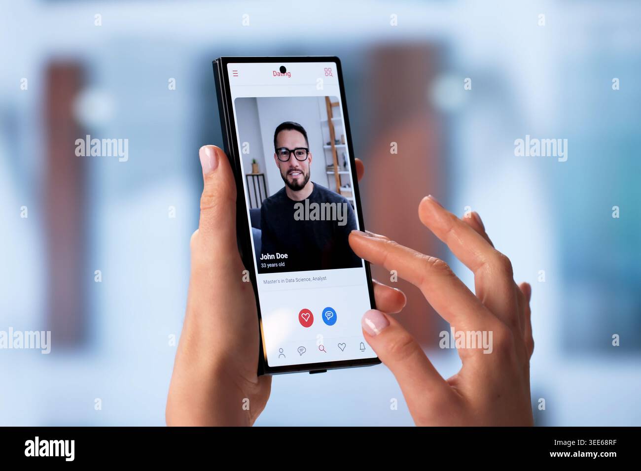 Donna che tiene il telefono, sta scorrendo l'app in cerca di una corrispondenza online perfetta. Foto Stock