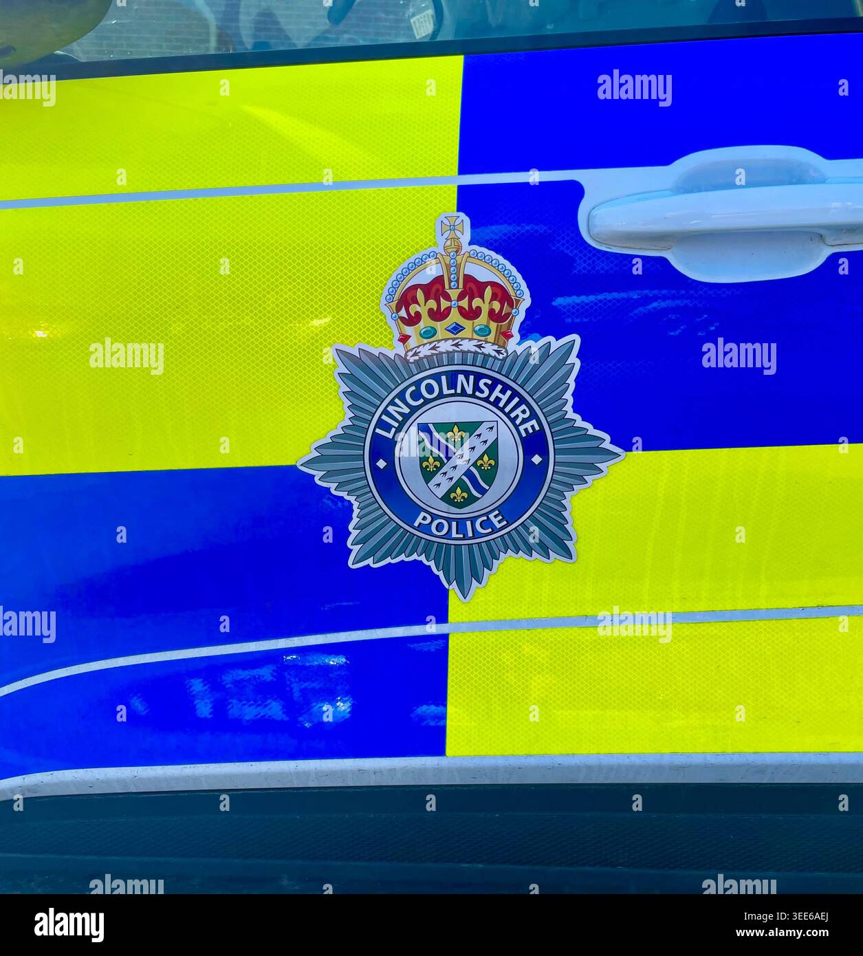 Un'auto della forza di polizia del Lincolnshire che mostra il distintivo della forza - Immagine stock catturata con smartphone