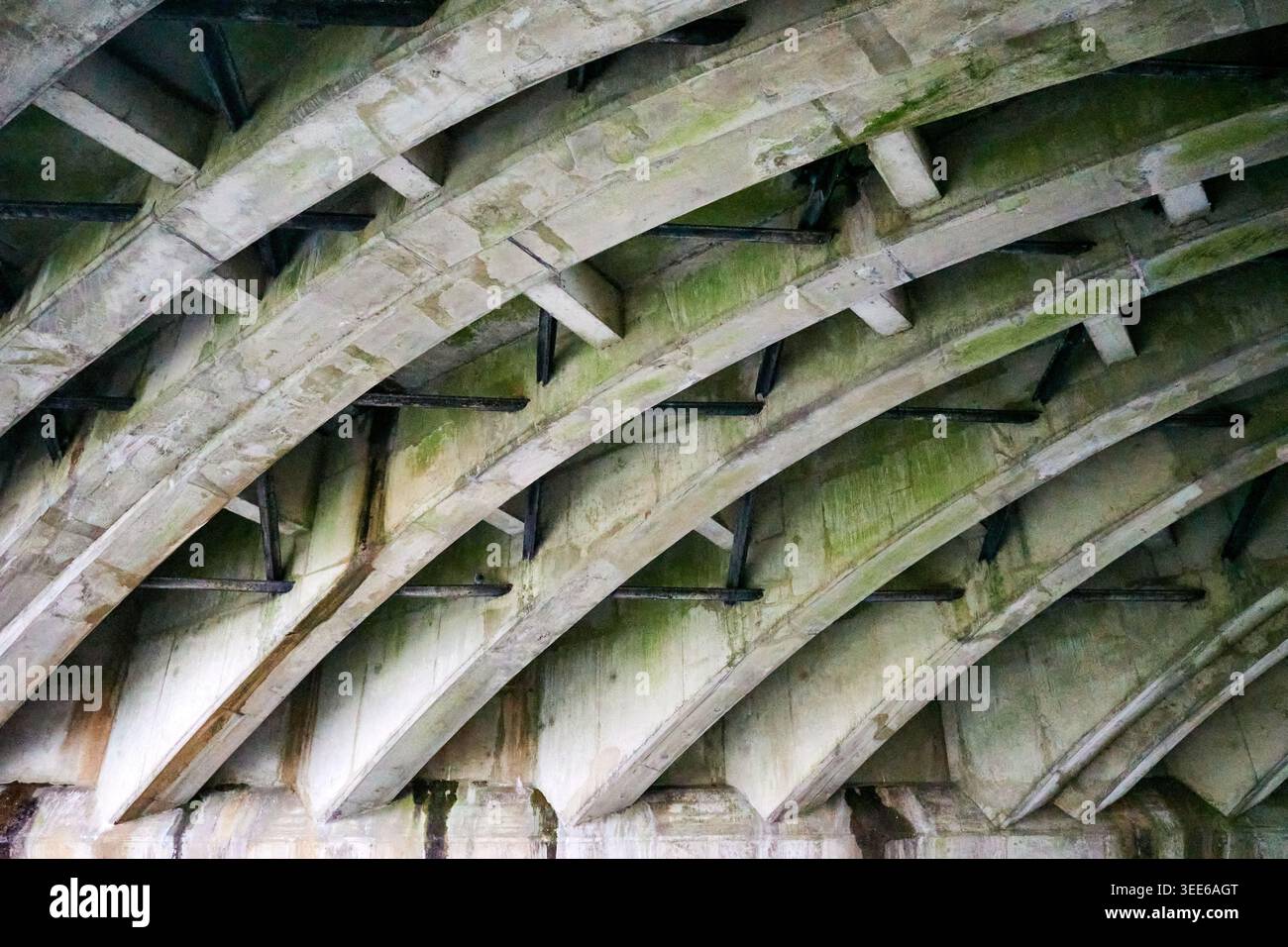 Dettagli della parte inferiore di un ponte che attraversa il Grand Union Canal vicino a Hemel Hempstead in Inghilterra Foto Stock