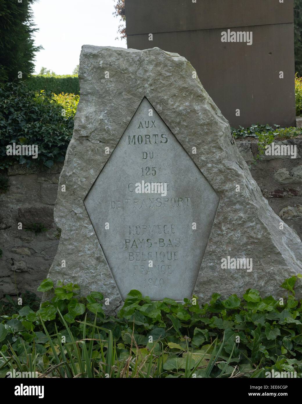 Un memoriale a quei membri del 125th Transport Group francese uccisi nel 1940 durante la battaglia di Francia Foto Stock