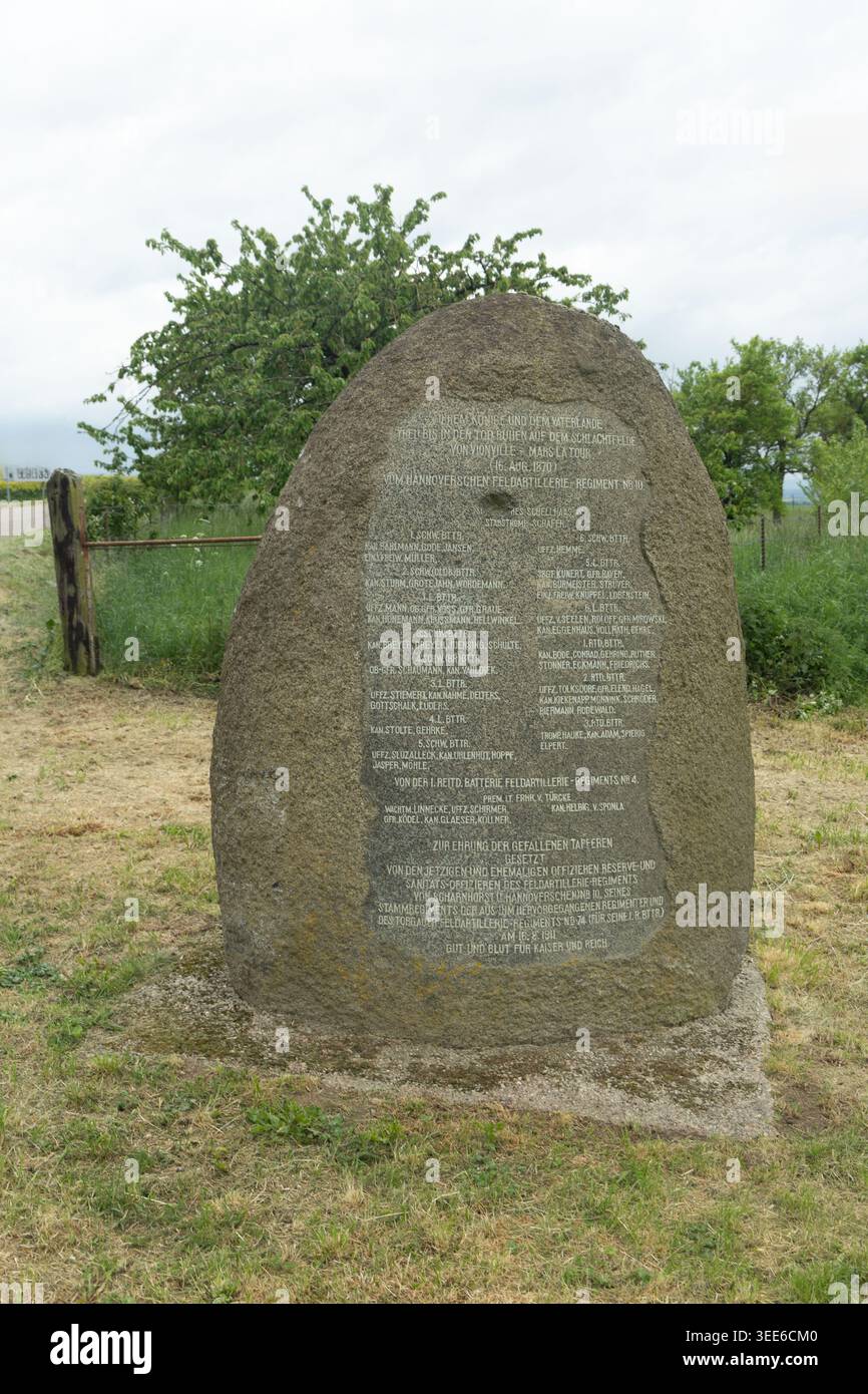 Questa è una pietra commemorativa dedicata ai soldati tedeschi caduti durante la battaglia di Mars-la-Tour il 16 agosto 1870 Foto Stock