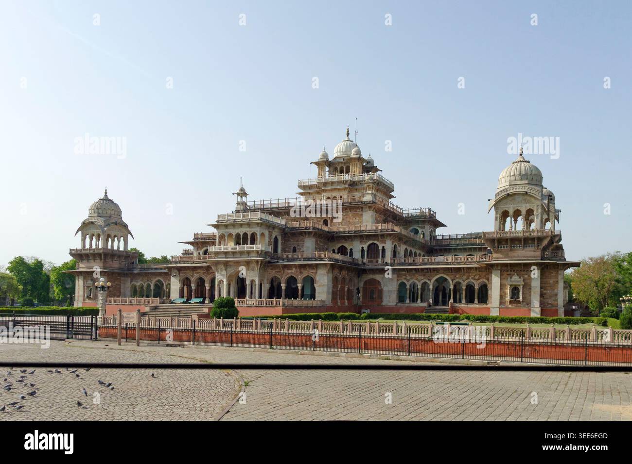 La grande facciata dell'Albert Hall Museum con la sua intricata architettura indo-saracenica sotto un cielo azzurro a Jaipur, Rajasthan, India Foto Stock