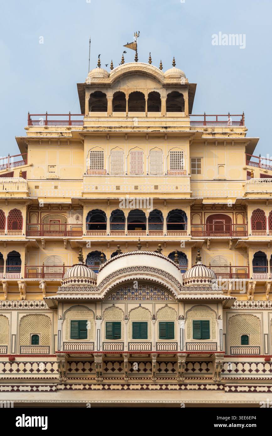 Facciata decorata a più piani di Chandra Mahal con cupole, balconi e gallerie ad arco, City Palace Jaipur, India Foto Stock