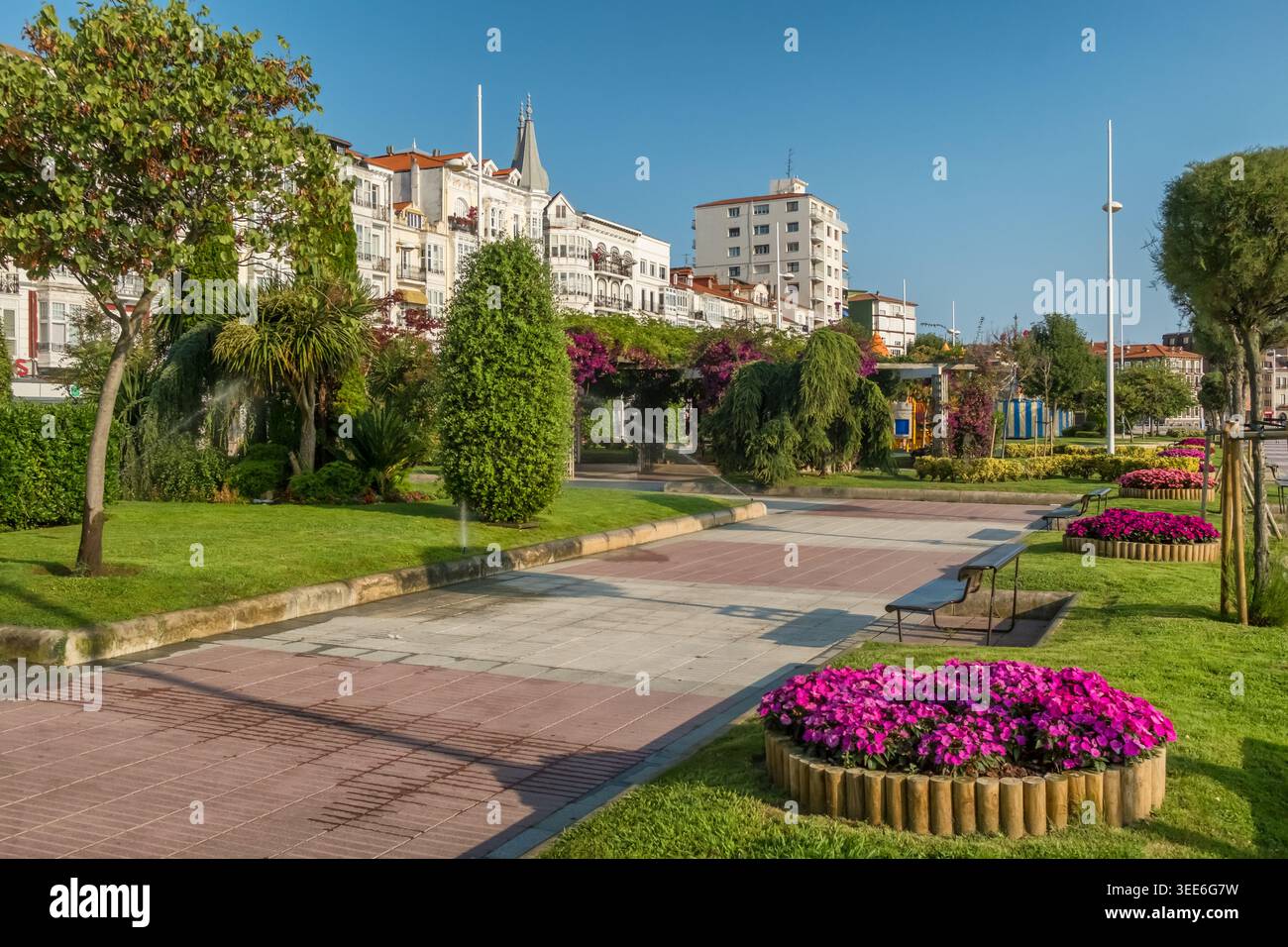 Promenade a Castro Urdiales, Cantabria, Spagna Foto Stock