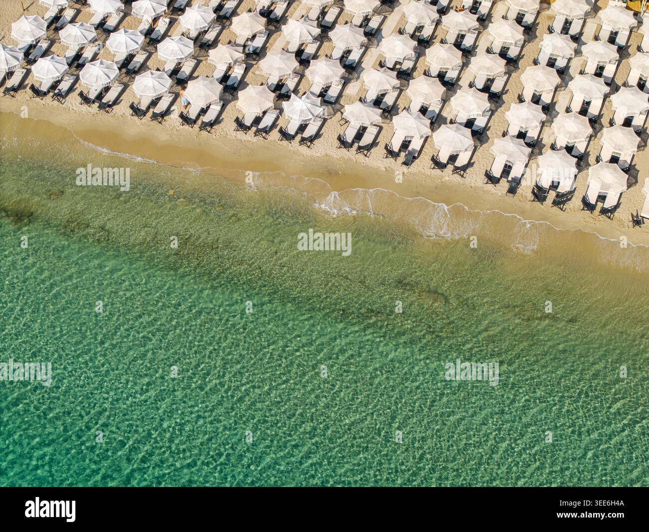 Vista aerea dall'alto verso il basso della spiaggia organizzata, Calcidica, Grecia Foto Stock