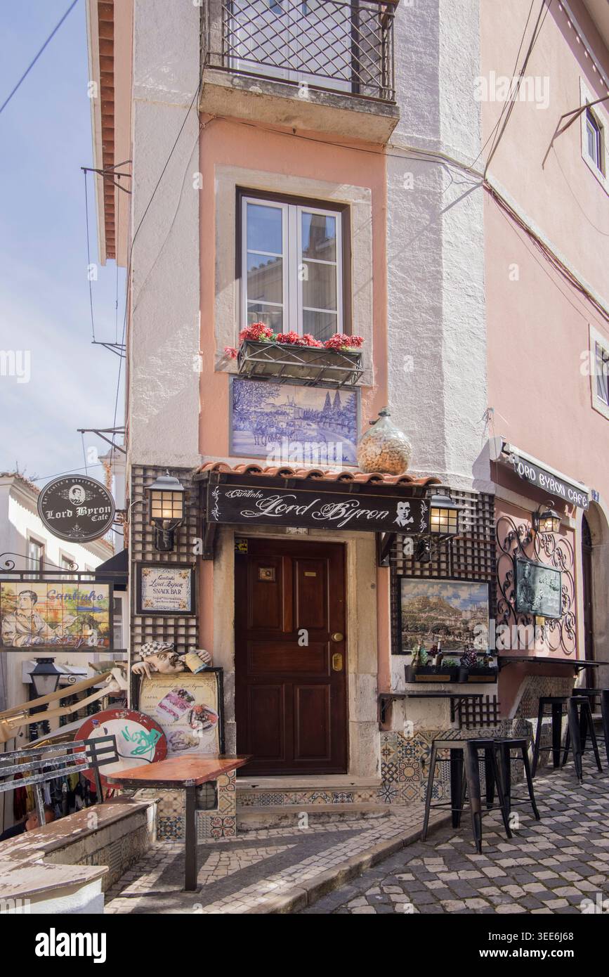 piccole strade secondarie e negozi nella città vecchia di sintra in portogallo Foto Stock