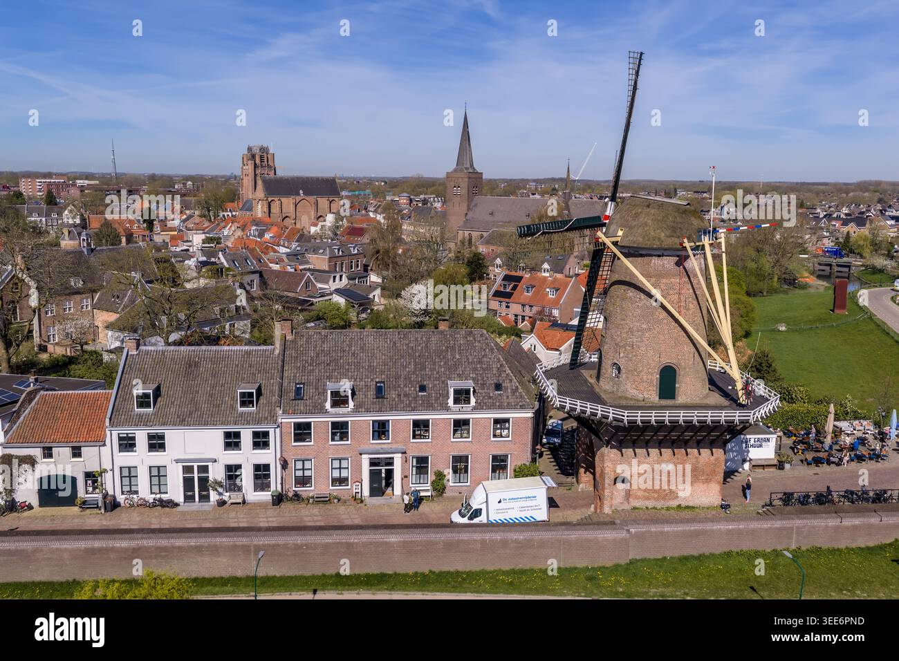 Vista aerea con droni che giustappone due degli elementi più iconici di Wijk bij Duurstede nella provincia di Utrecht, nei Paesi Bassi: In primo piano, il Molen Rij Foto Stock