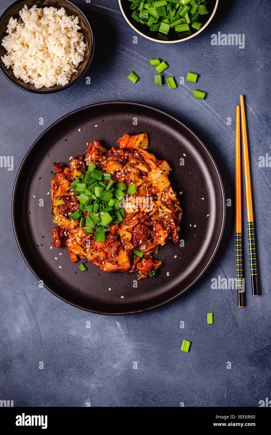 Kimchi fritto con cipolle di maiale e spezie. Cucina tradizionale coreana. Vista dall'alto. Foto Stock