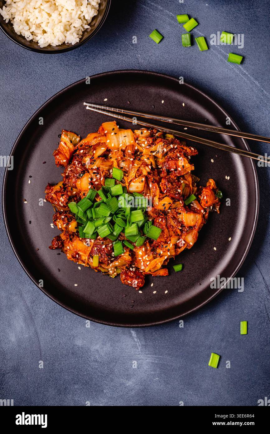 Kimchi fritto con cipolle di maiale e spezie. Cucina tradizionale coreana. Vista dall'alto. Foto Stock