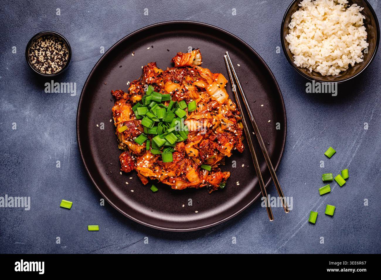 Kimchi fritto con cipolle di maiale e spezie. Cucina tradizionale coreana. Vista dall'alto. Foto Stock