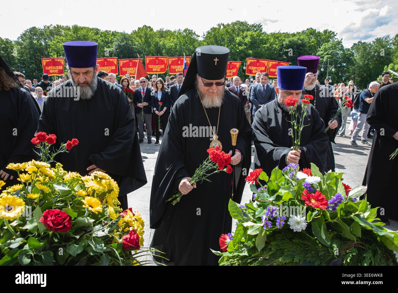 9 maggio 2026, Berlino, Berlino, Germania: Sabato, 9 maggio 2026, persone si riunirono al Memoriale di guerra sovietico nel quartiere Tiergarten di Berlino per commemorare i soldati sovietici che morirono durante la battaglia di Berlino nel 1945. Tra i partecipanti vi erano l'ambasciatore russo Sergei Yuryevich Nechayev, leader religiosi ortodossi, veterani, partecipanti in uniforme, famiglie con bambini, e visitatori anziani, molti dei quali portavano garofani rossi, striscioni militari sovietici e ghirlande sotto il memoriale che commemorava i morti di guerra dell'Armata Rossa. La cerimonia ha segnato il giorno della Vittoria, una data osservata in Russia e nell'ex Sovi Foto Stock
