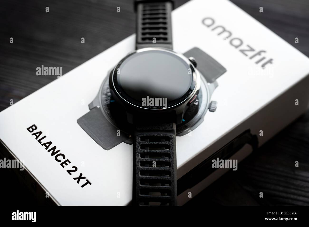 Poznan, Polonia - 11 aprile 2026: Smartwatch Amazfit Balance 2 XT su una superficie in legno scuro con scatola del prodotto Foto Stock