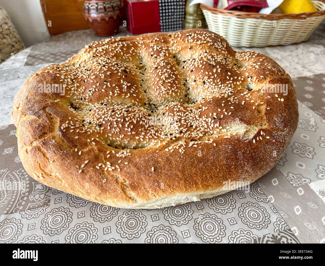 Pane tradizionale greco lagana con semi di sesamo su tavola rustica durante la Quaresima - Immagine stock catturata con smartphone