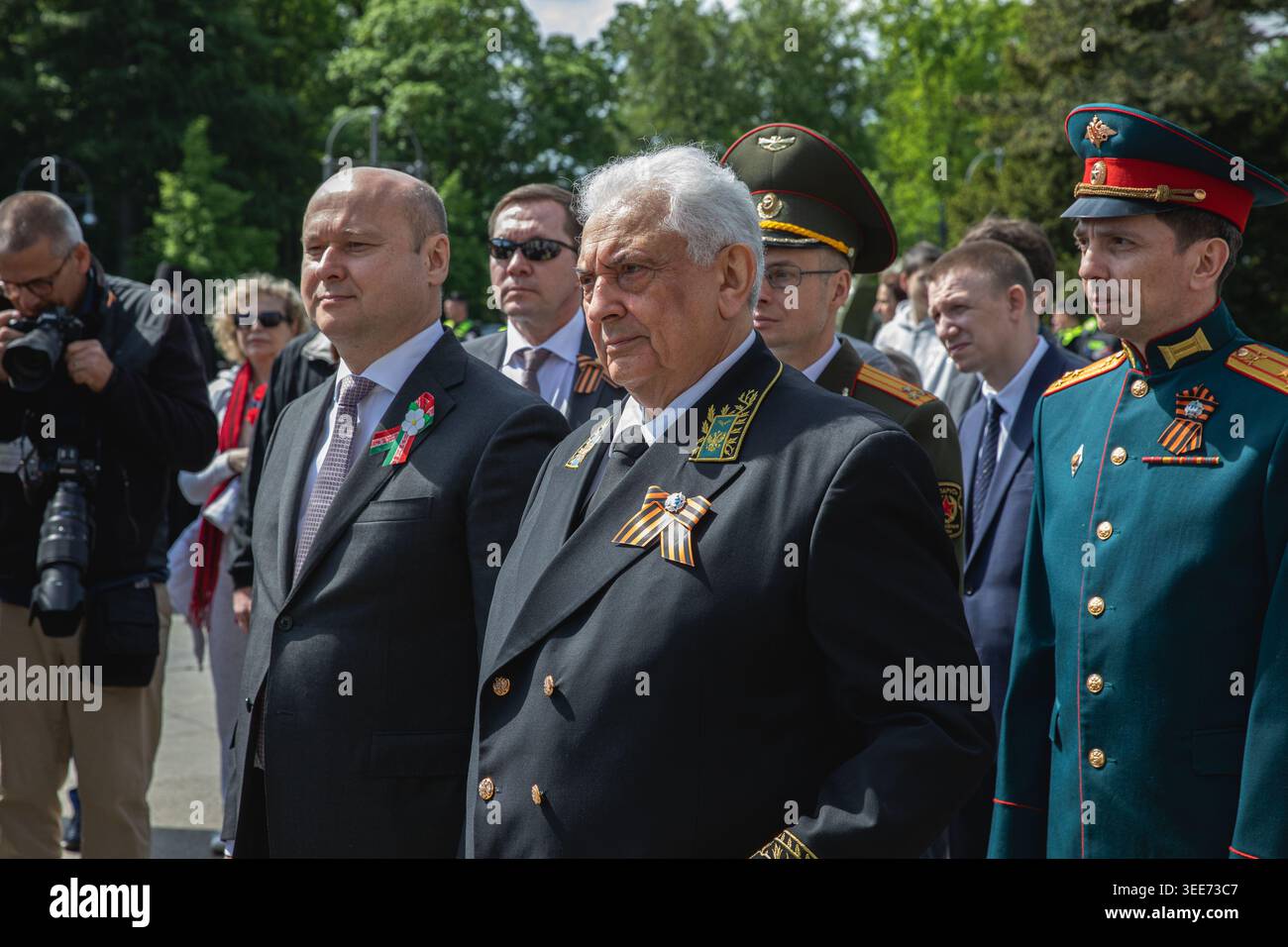 Sabato 9 maggio 2026, le persone si sono riunite al Memoriale di guerra sovietico nel quartiere Tiergarten di Berlino per commemorare i soldati sovietici morti durante la battaglia di Berlino nel 1945. Tra i partecipanti vi erano l'ambasciatore russo Sergei Yuryevich Nechayev, leader religiosi ortodossi, veterani, partecipanti in uniforme, famiglie con bambini, e visitatori anziani, molti dei quali portavano garofani rossi, striscioni militari sovietici e ghirlande sotto il memoriale che commemorava i morti di guerra dell'Armata Rossa. La cerimonia ha segnato il giorno della Vittoria, una data osservata in Russia e negli ex stati sovietici per ricordare la sconfitta dei nazisti Foto Stock