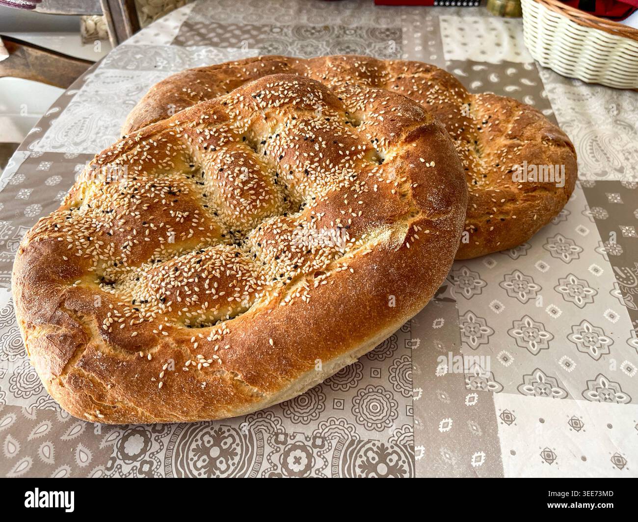 Pane tradizionale greco lagana con semi di sesamo su tavola rustica durante la Quaresima Foto Stock
