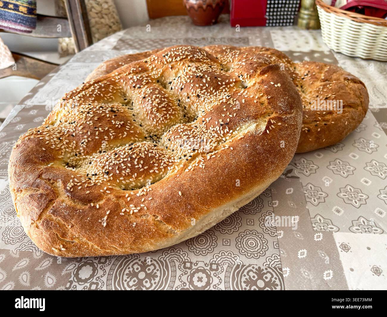 Pane tradizionale greco lagana con semi di sesamo su tavola rustica durante la Quaresima - Immagine stock catturata con smartphone