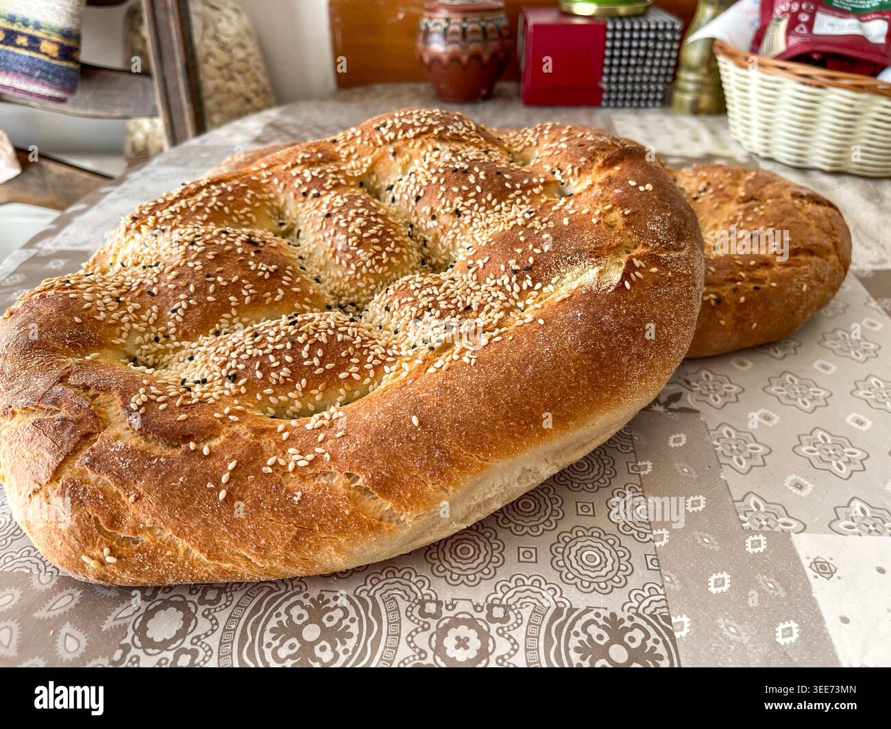 Pane tradizionale greco lagana con semi di sesamo su tavola rustica durante la Quaresima - Immagine stock catturata con smartphone