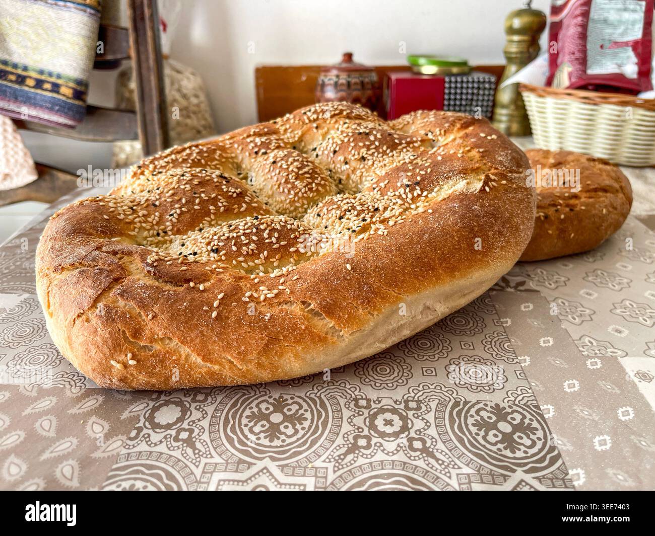 Pane tradizionale greco lagana con semi di sesamo su tavola rustica durante la Quaresima - Immagine stock catturata con smartphone