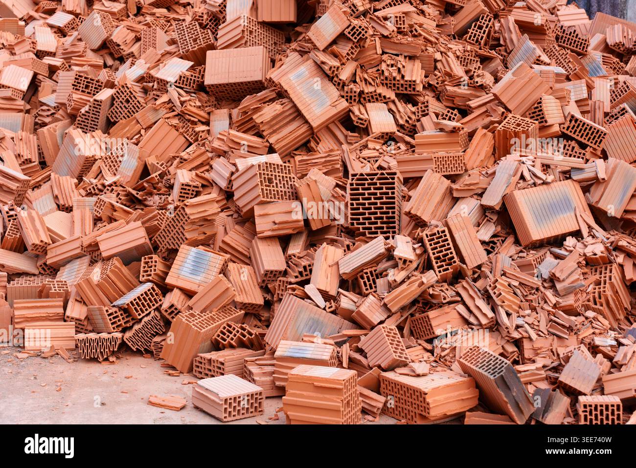 Un mucchio di mattoni di terracotta rotti riposa in un cantiere di Hainstadt, Germania, con vari frammenti di mattoni cavi in muratura pronti per essere smaltiti Foto Stock