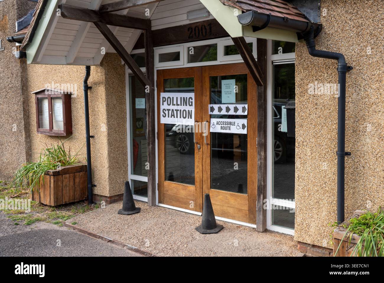 Sutton Scotney Hampshire Inghilterra Regno Unito.08.05.2026. Le doppie porte in legno di un polling station sono adornate con cartelli per "polling station", Foto Stock