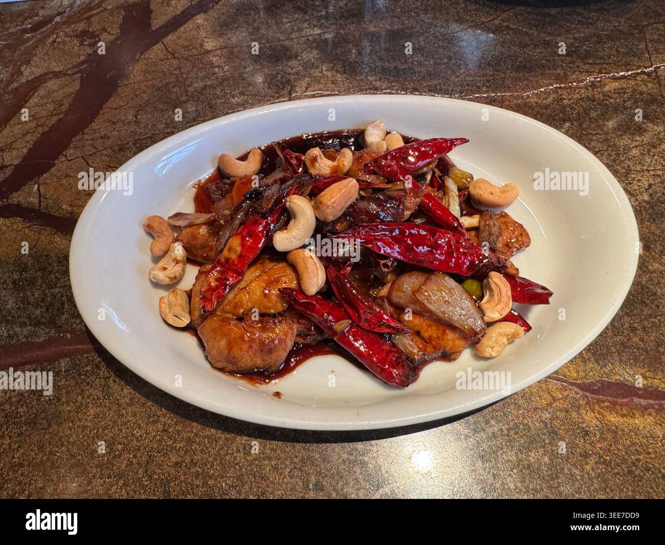 Pollo cinese Kung Pao con anacardi Foto Stock