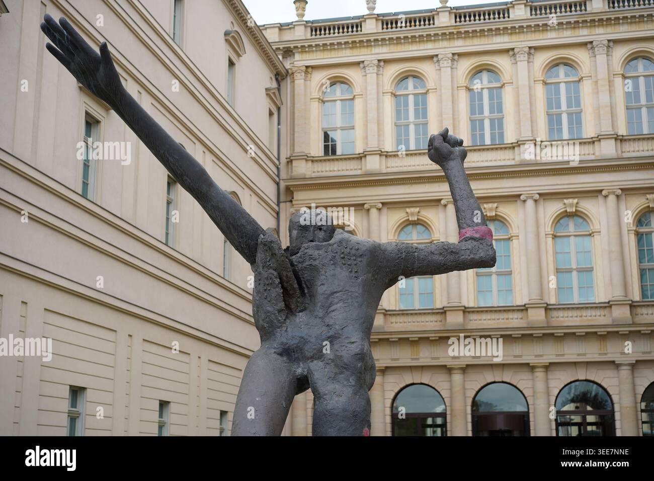 Potsdam, Germania - 9 maggio 2026: Dettaglio della scultura "Jahrhundertschritt" di Wolfgang Mattheuer che mostra gesti simbolici al Museo Barberini. Foto Stock