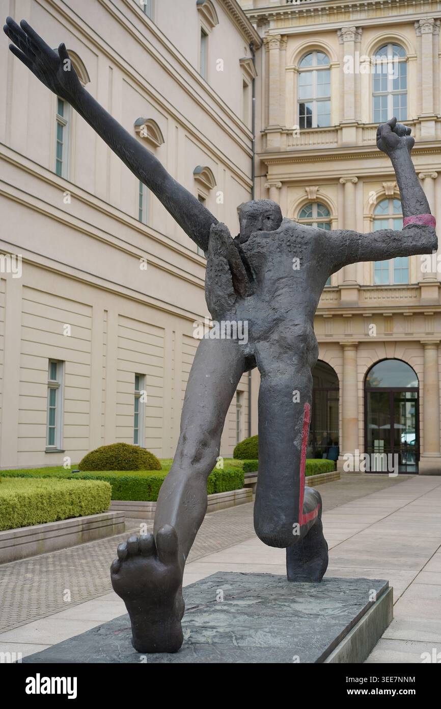 Potsdam, Germania - 9 maggio 2026: La scultura in bronzo "Jahrhundertschritt" (passo del secolo) di Wolfgang Mattheuer al Museo Barberini. Foto Stock