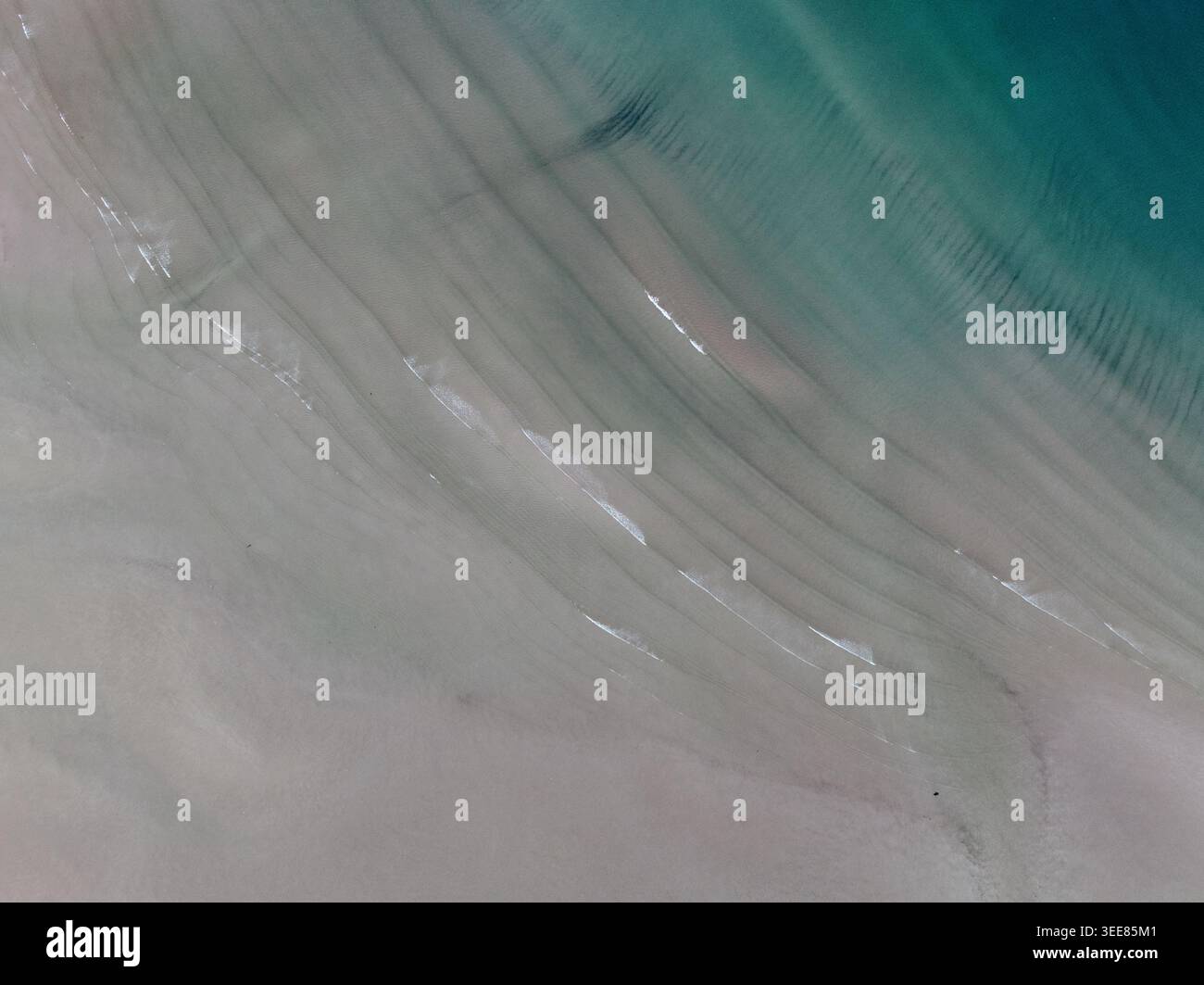 Vista aerea della costa sabbiosa di Gruinard Bay con onde dolci e onde turchesi Gruinard, Scozia, Regno Unito. Foto Stock