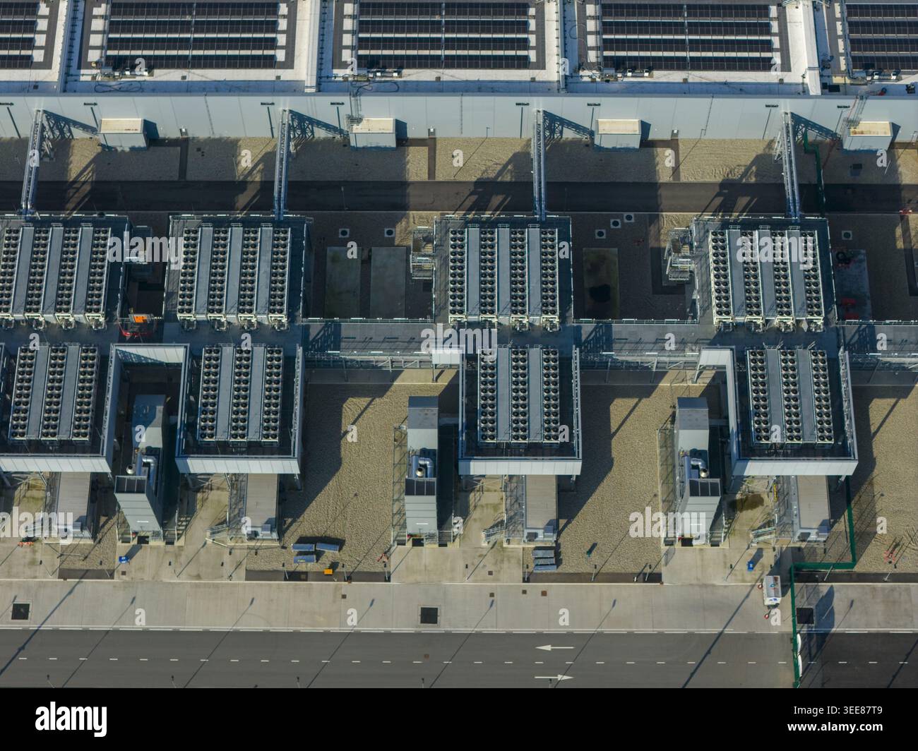 Vista aerea del data center Google che mostra le unità di raffreddamento industriali e i sistemi di ventilazione Winschoten, Groningen, Paesi Bassi. Foto Stock