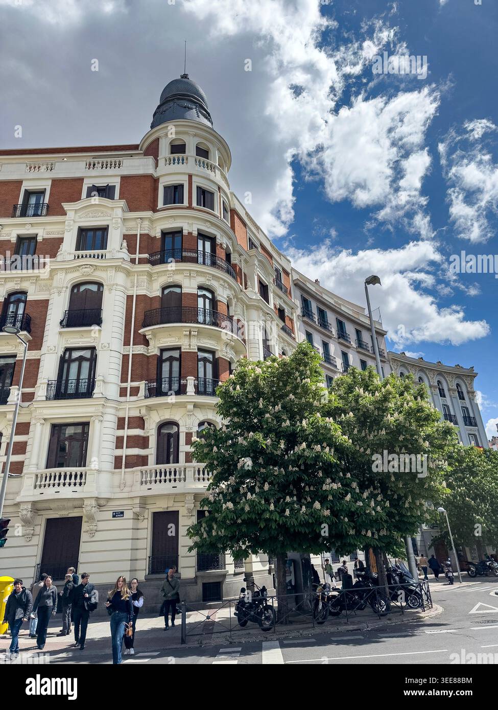 Glorieta de Alonso Martinez, Chamberi, Madrid, edificio classico d'epoca con torretta, spagna - Immagine stock catturata con smartphone