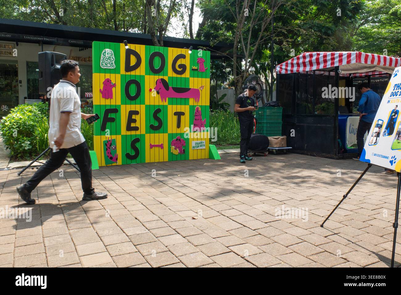 GIACARTA, INDONESIA, 8 maggio 2026 - Dog Does Fest volume 2 si svolge a Urban Forest, Cipete, Giacarta, Indonesia, evento per proprietari di cani e aziende di animali e Foto Stock