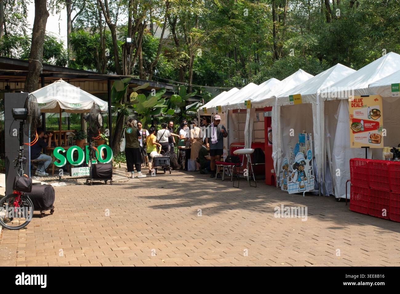 GIACARTA, INDONESIA, 8 maggio 2026 - Dog Does Fest volume 2 si svolge a Urban Forest, Cipete, Giacarta, Indonesia, evento per proprietari di cani e aziende di animali e Foto Stock