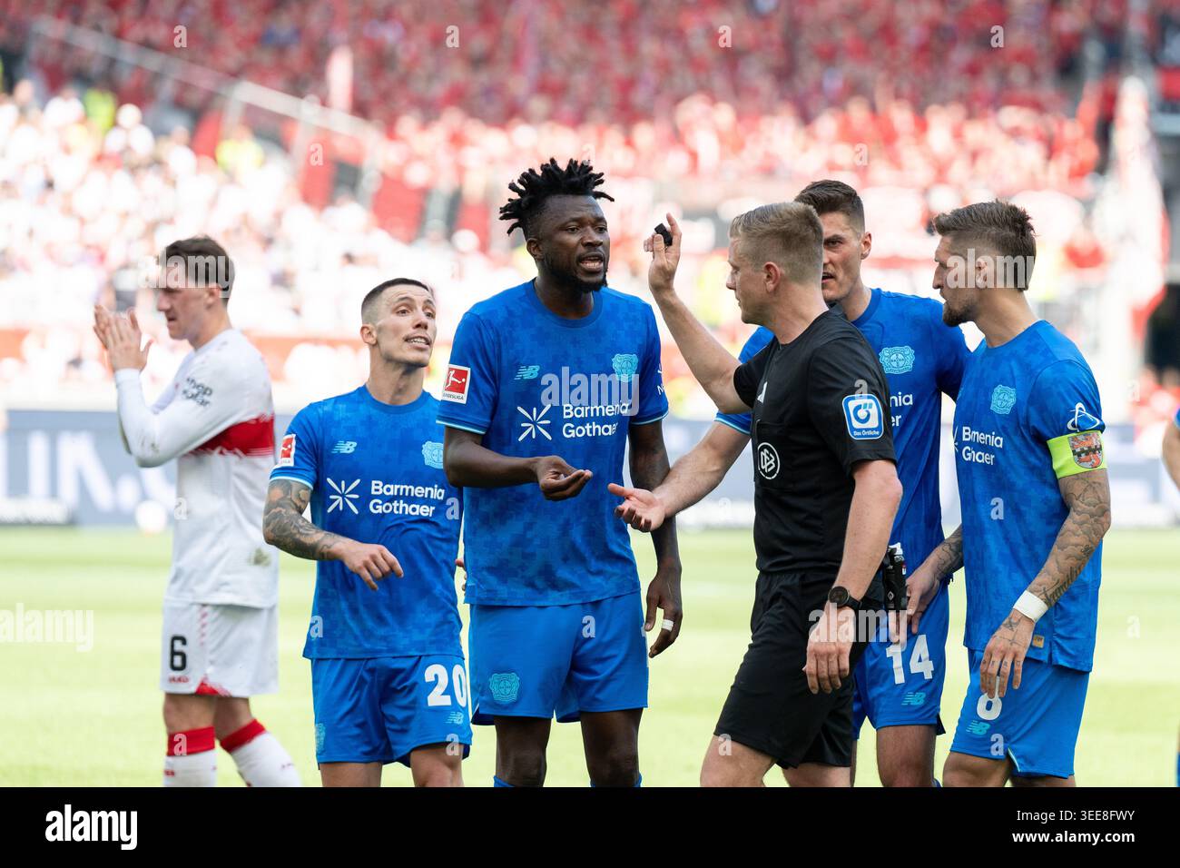 Alejandro Grimaldo (Bayer 04 Leverkusen, n. 20), Edmond Tapsoba (Bayer 04 Leverkusen, n. 12), Robert Andrich (Bayer 04 Leverkusen, n. 08) im Gespraech, diskutiert mit Schiedsrichter Robert Schroeder nach der Strafstoss Entscheidung. GER, VfB Stuttgart vs. Bayer 04 Leverkusen, Fussball, Herren, 1. Bundesliga, 33 anni. Spieltag, Spielzeit 2025/2026, 09.05.2026, LE NORMATIVE DFL/DFB VIETANO QUALSIASI USO DI FOTOGRAFIE COME SEQUENZE DI IMMAGINI E/O QUASI-VIDEO, foto: Eibner-Pressefoto/Wolfgang Frank Foto Stock