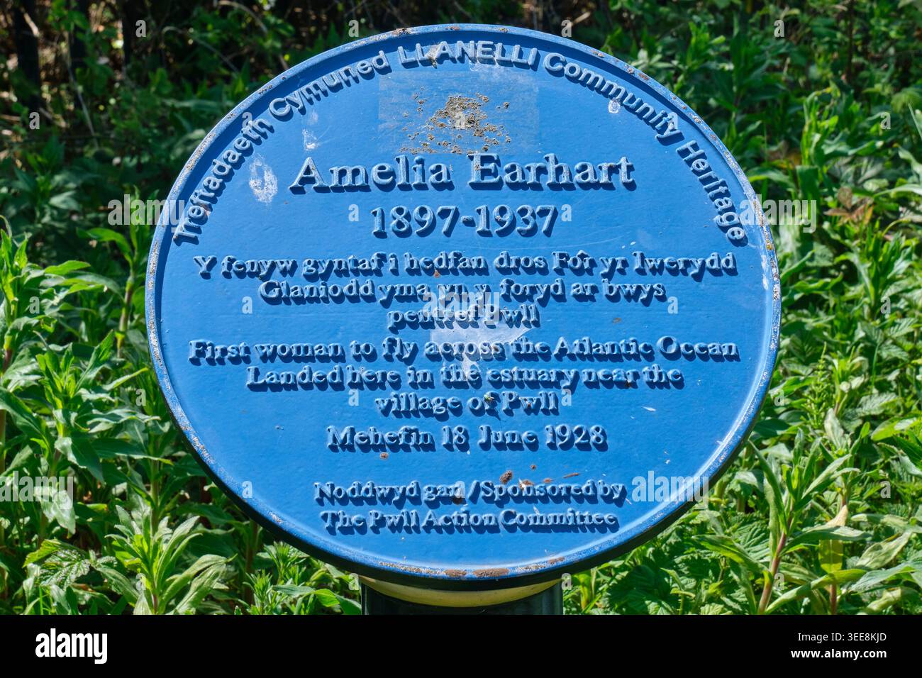 Amelia Earhart memoriale commemorativo della prima donna a volare attraverso l'Oceano Atlantico, vicino a Pwll, nel Carmarthenshire Foto Stock