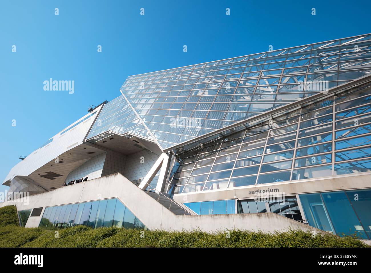 Lione, Francia - 19 marzo 2026: Vista esterna dell'ingresso dell'auditorium del Musee des Confluences con la sua iconica struttura in cristallo di vetro e acciaio Foto Stock