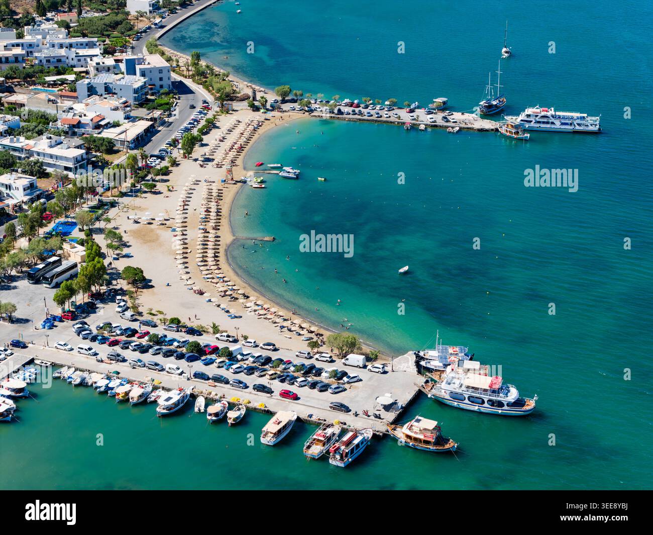 Vista dall'alto della spiaggia di Elounda, dell'acqua turchese e delle barche a Creta, Grecia Foto Stock