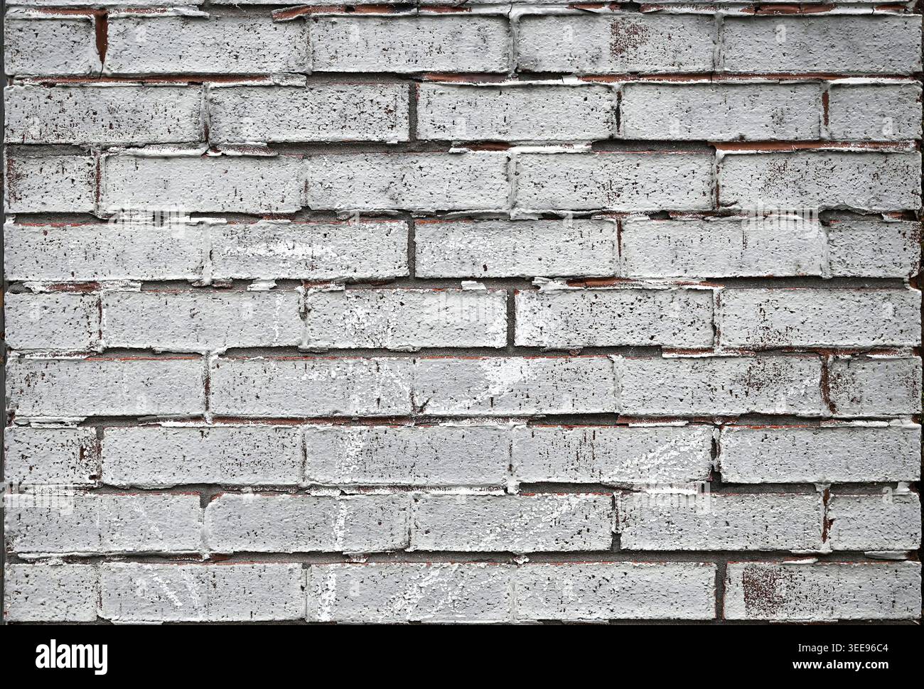 casa in mattoni bianchi intemprati con scheggiature di vernice e grunge con peeling di cemento Foto Stock