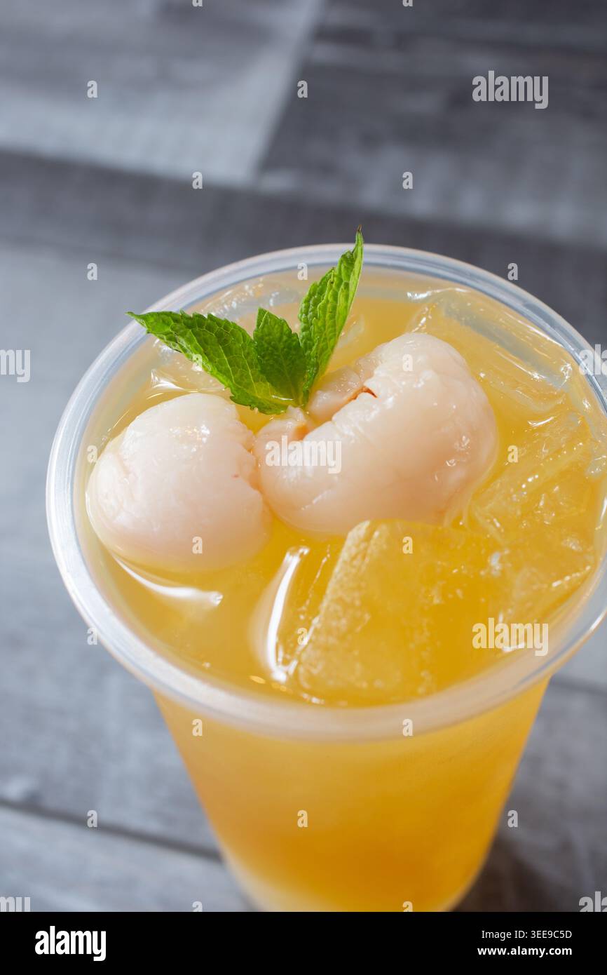 Vista di un tè alla frutta con lychee. Foto Stock