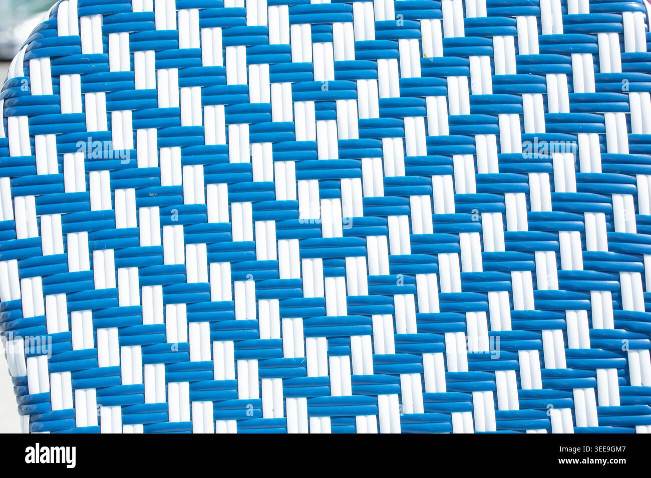 Una vista ravvicinata di un design a trama di vimini blu e bianco, come sfondo. Foto Stock
