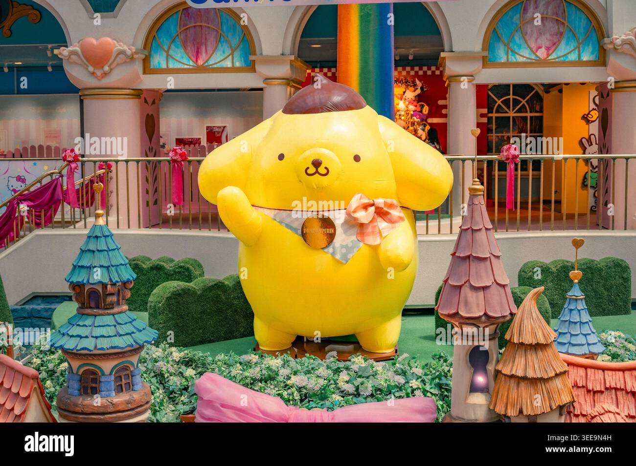 Grande statua di Pompompurin circondata da decorazioni colorate in stile fiabesco all'interno di Sanrio Puroland a Tokyo. Foto Stock