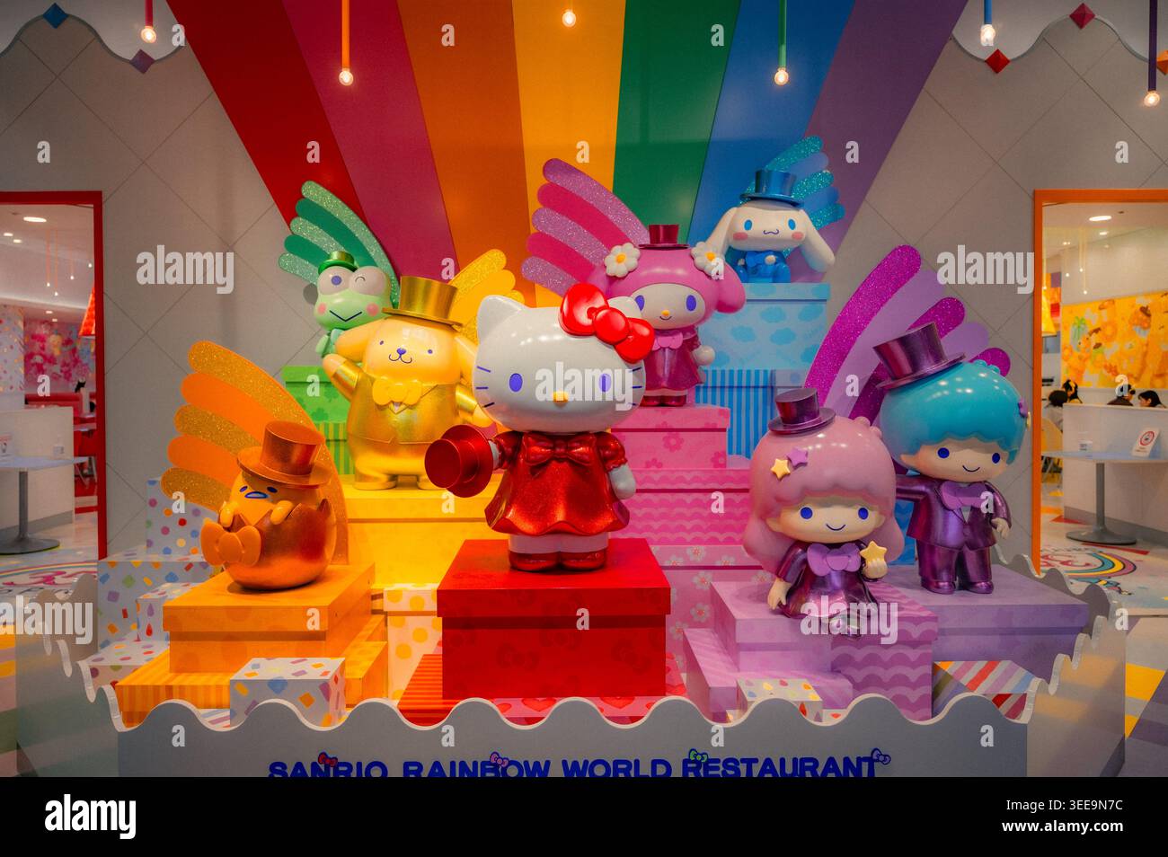 Personaggi Sanrio in abiti metallici esposti all'interno del ristorante Sanrio Rainbow World al Sanrio Puroland di Tokyo. Foto Stock