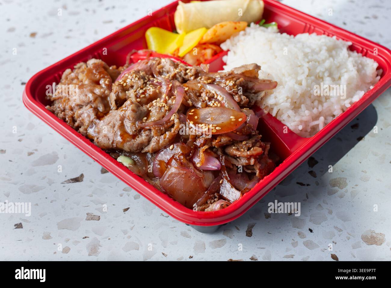 Vista di una scatola bento di manzo bulgogi. Foto Stock