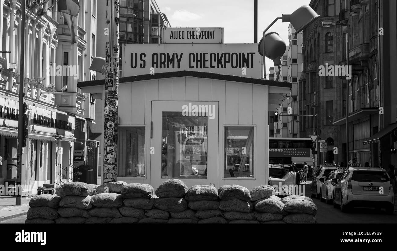 Il Checkpoint Charlie era il punto di attraversamento più famoso del muro di Berlino Foto Stock