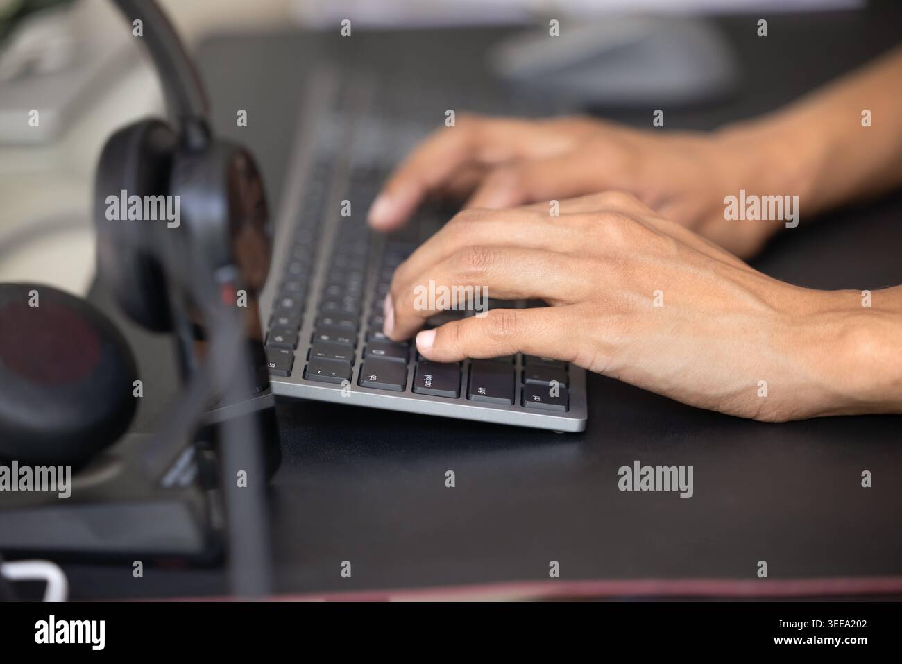 Primo piano di una donna che digita le mani sulla tastiera del computer Foto Stock