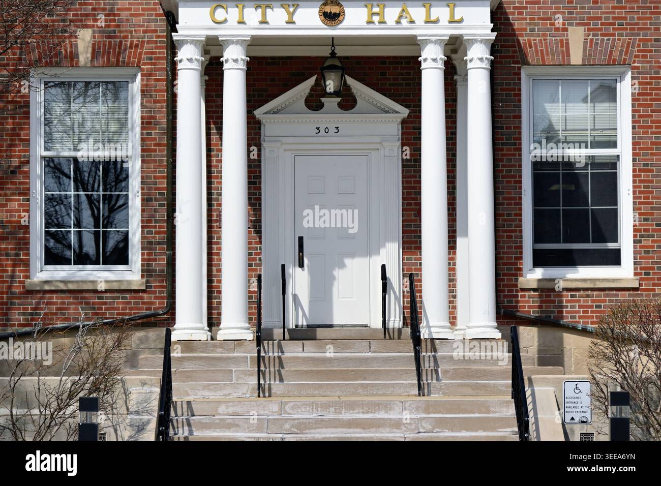 Wheaton, Illinois, Stati Uniti. L'edificio del municipio in una comunità suburbana di Chicago. Foto Stock