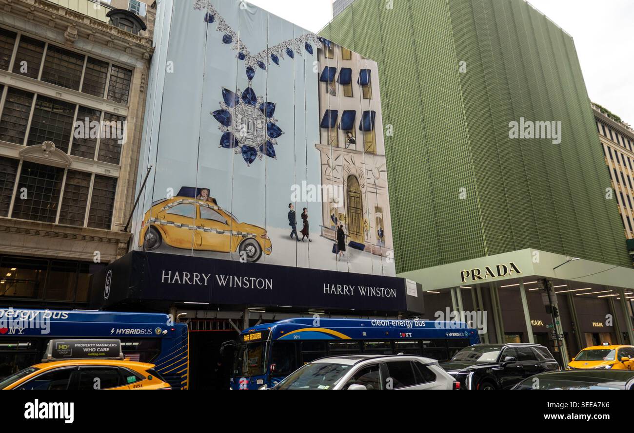 Harry Winston e Prada stanno entrambi espandendo e rinnovando i loro negozi sulla 5th Avenue, 2026, New York City, USA Foto Stock