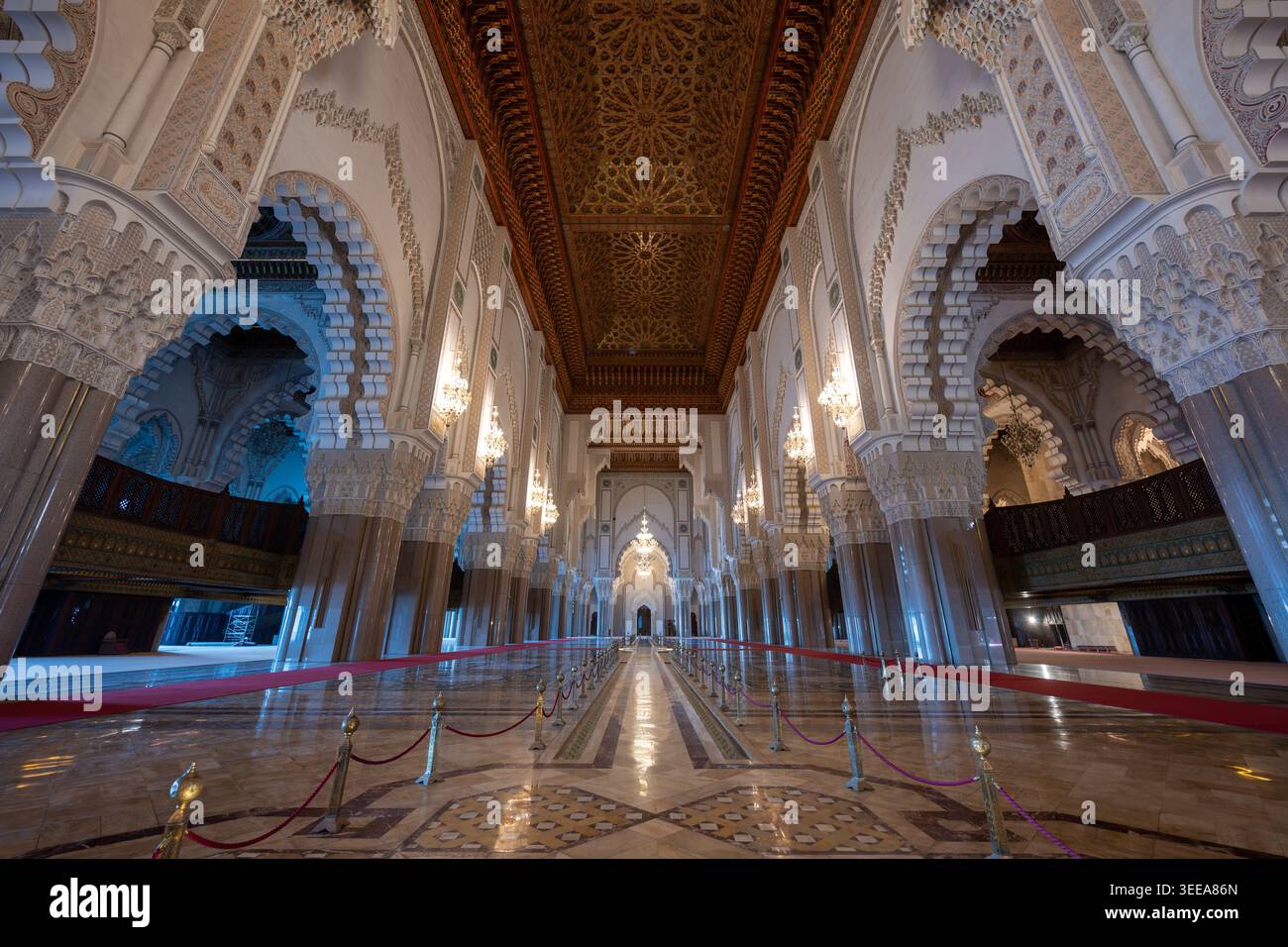 Casablanca, Marocco - 22 dicembre 2025: L'interno della moschea di Hassan II mostra una vasta sala di preghiera con archi scolpiti, soffitto in legno ornato, pavimenti lucidi ed e. Foto Stock