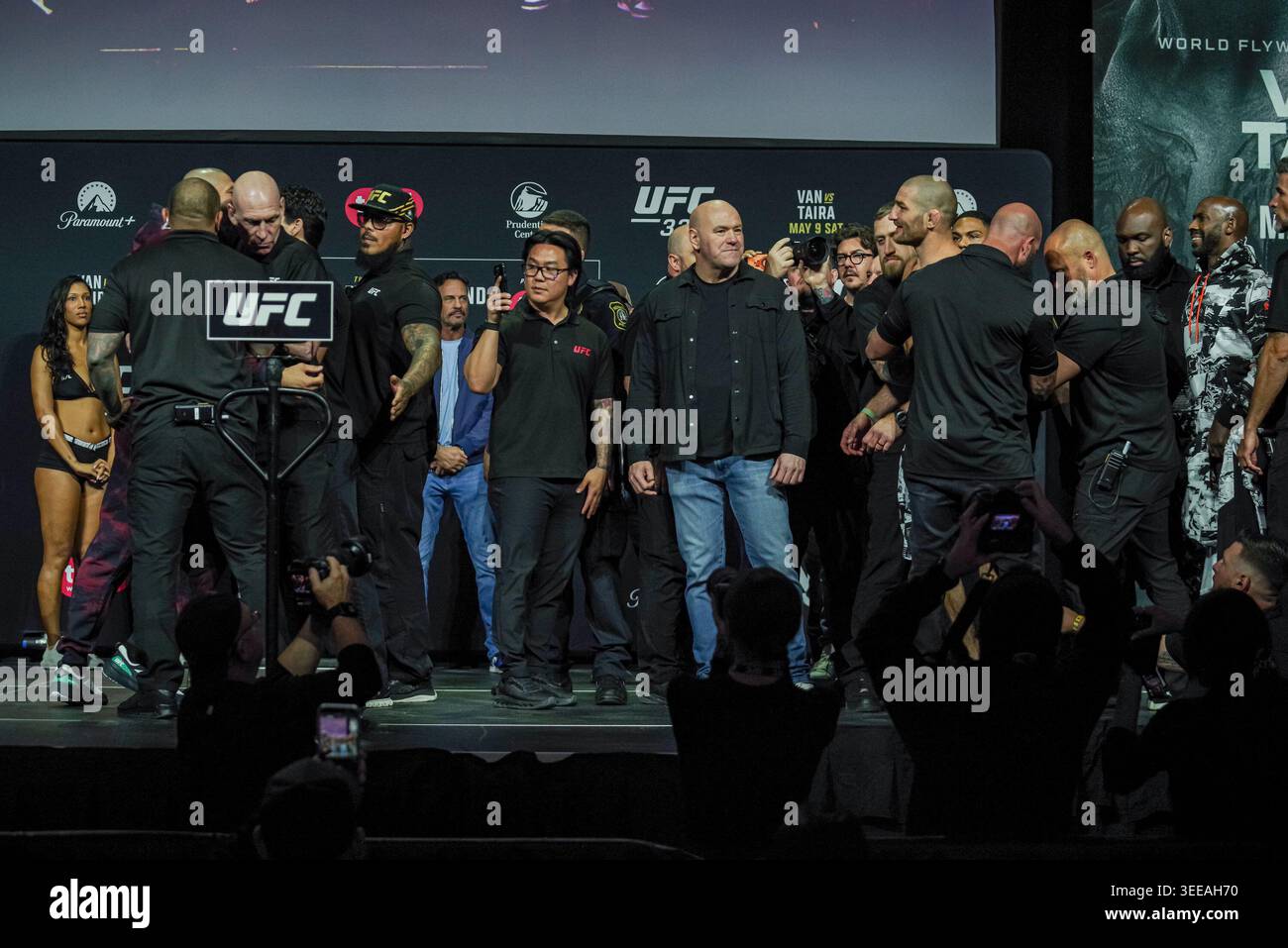 Newark, Stati Uniti. 8 maggio 2026. NEWARK, NJ - MAGGIO 08: Khamzat Chimaev e Sean Strickland (L-R) si affrontano alla conferenza stampa di UFC Freedom 250, in vista dell'evento UFC Freedom 250 alla Casa Bianca, domenica 14 giugno 2026. Conferenza stampa al Prudential Center di Newark, New Jersey, Stati Uniti. (Foto di Matt Davies/PxImages) credito: PX Images/Alamy Live News Foto Stock