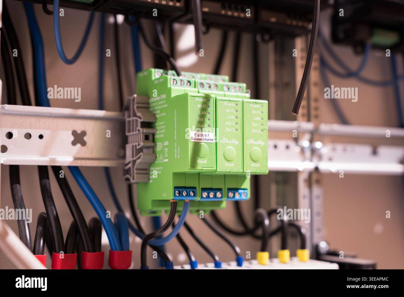 Moduli Shelly Pro Dimmer 2PM in una scatola fusibili domestica. Primo piano di un sistema di casa intelligente. Prodotto elettronico in un contesto residenziale. Foto Stock